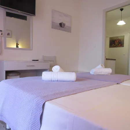 Biscoutsis & 3* Kávos